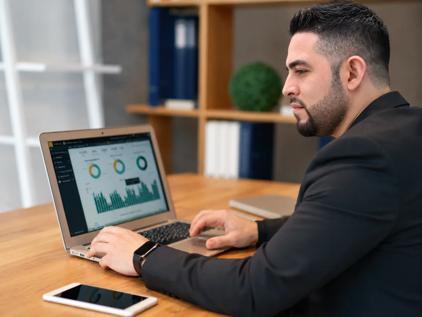 Analisi SEO professionale su schermo — strumenti di keyword research e audit tecnico